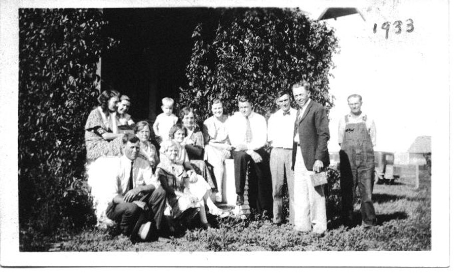 Mystery family picture from 1933